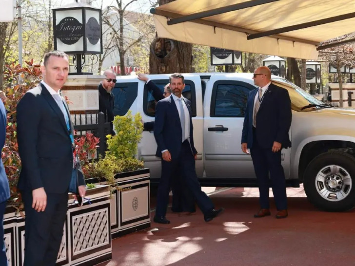 Detalji dolaska Donalda Trampa Mlađeg: Pogledajte ko je bio uz njega