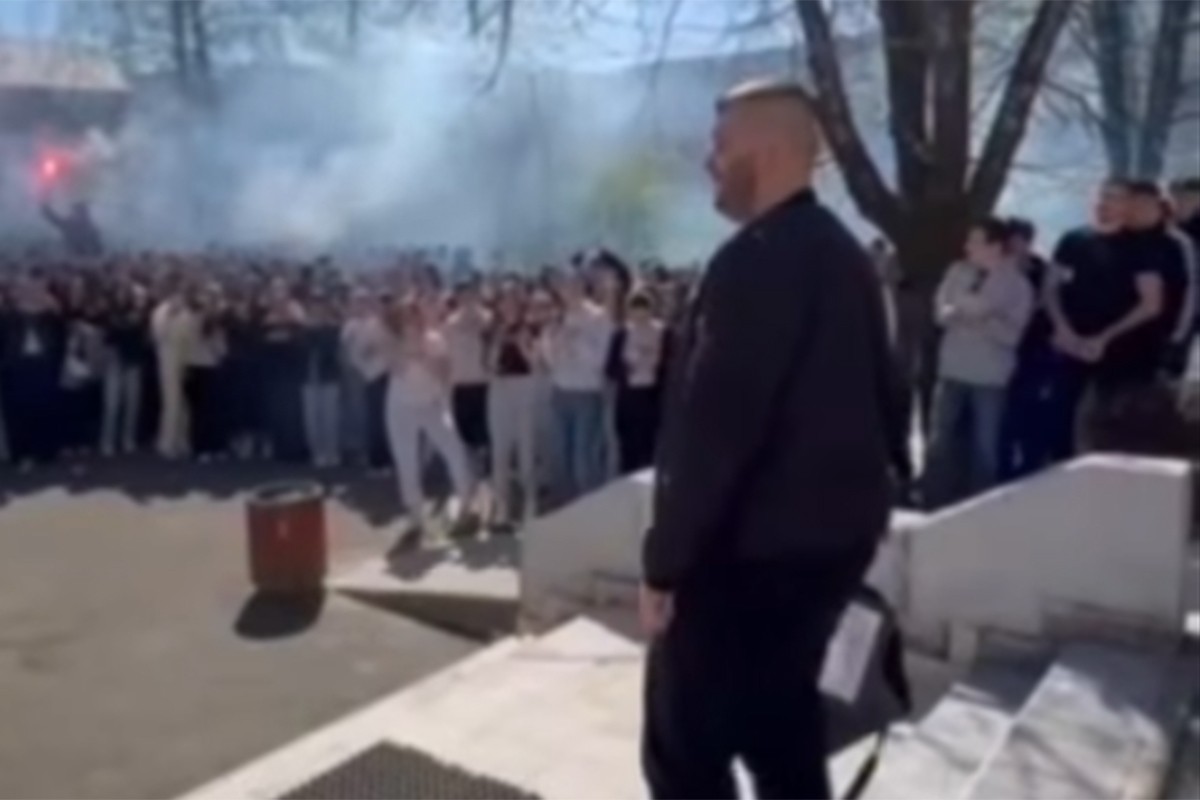 Učenici škole u Banjaluci priredili emotivan oproštaj profesoru Anelu Hajiriću (VIDEO)