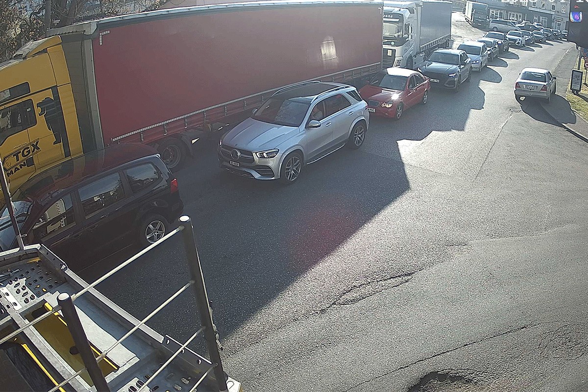 KOLONE SVE DUŽE Na granicama se čeka satima, najgore tek dolazi