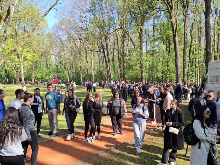 Obilježavanje Dana sjećanja:Položeni vijenci i cvijeće na grobno polje Topole
