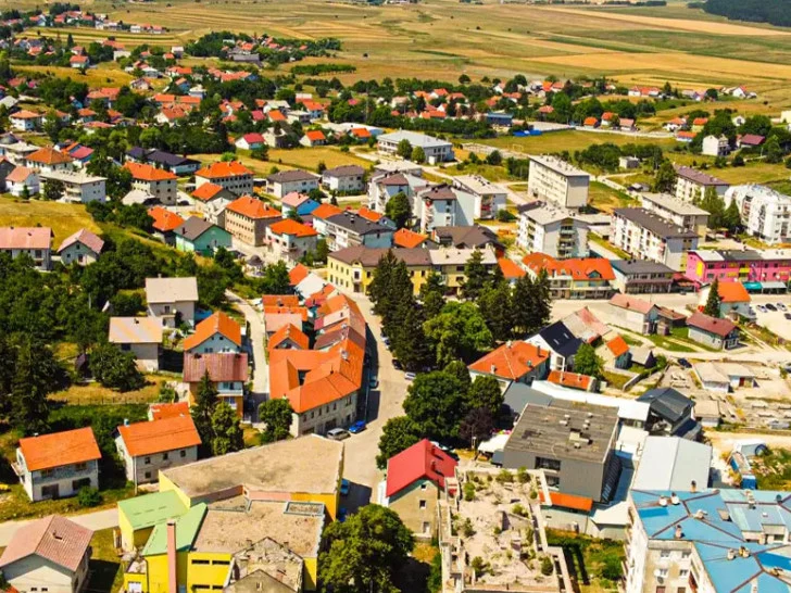 Građani Glamoča protiv bojnog polja: Odbornici odlučuju o Helezovom poligonu