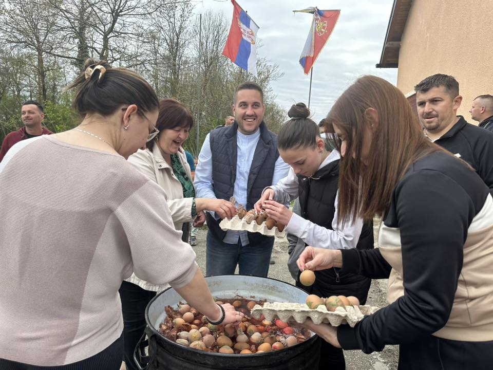 Snaga zajedništva: Drinić sa mještanima Kladara u vaskršnjim pripremama (FOTO)