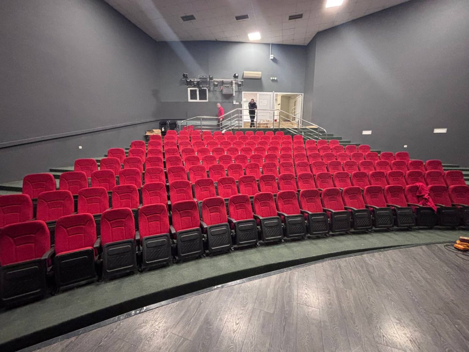 Amfiteatar Doma omladine dobio nove stolice