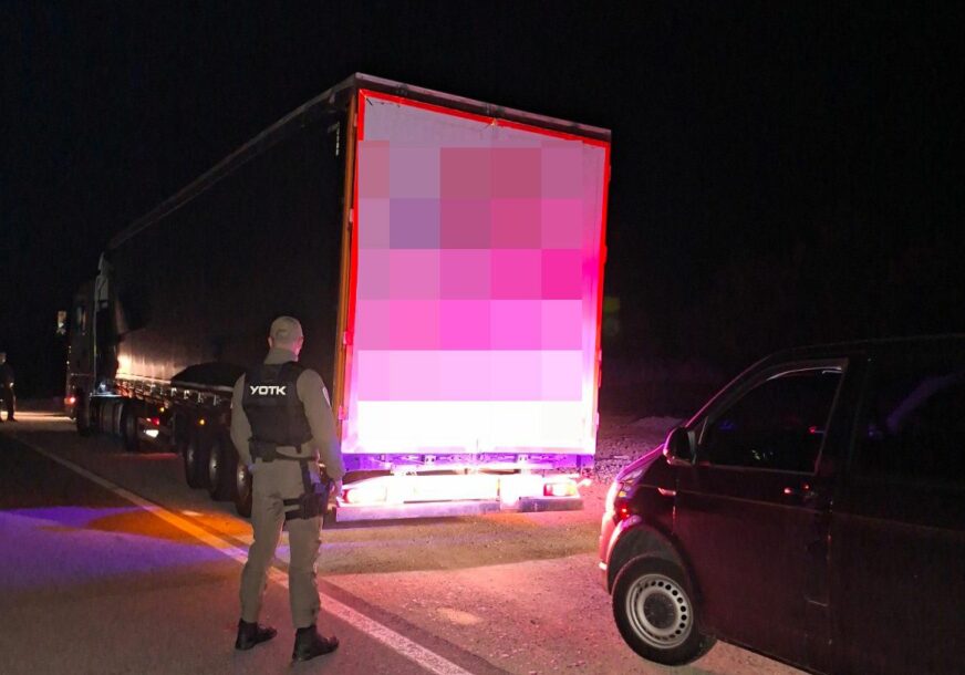 Akcija MUP Srpske: Otkrili 38 migranata, uhapšen KRIJUMČAR LJUDI iz Crne Gore (FOTO)