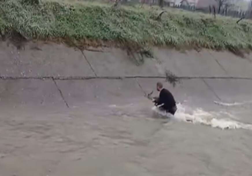 “Ruke ti se pozlatile” Hrabri Jovan SKOČIO U NABUJALU RIJEKU kako bi spasio srnu (VIDEO)