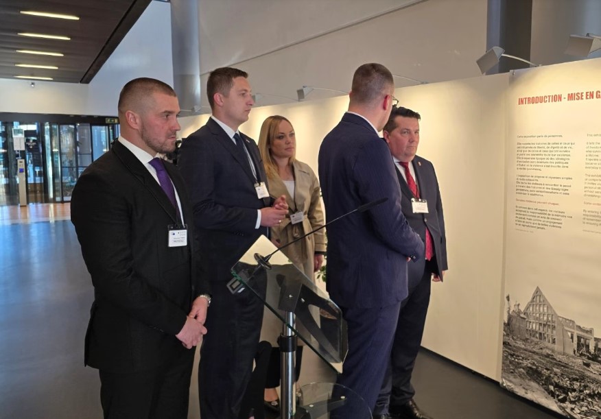 Hrvatskom poslaniku zasmetala izložba o Jasenovcu, pa mu Stevandić očitao lekciju: Probajte u Strazburu sa Tompsonovim koncertom!