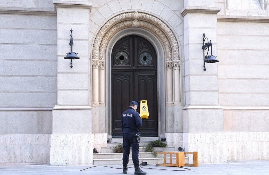 Vandalizam u Zagrebu: Bacali stolice na pravoslavnu crkvu, uhapšen muškarac (FOTO)