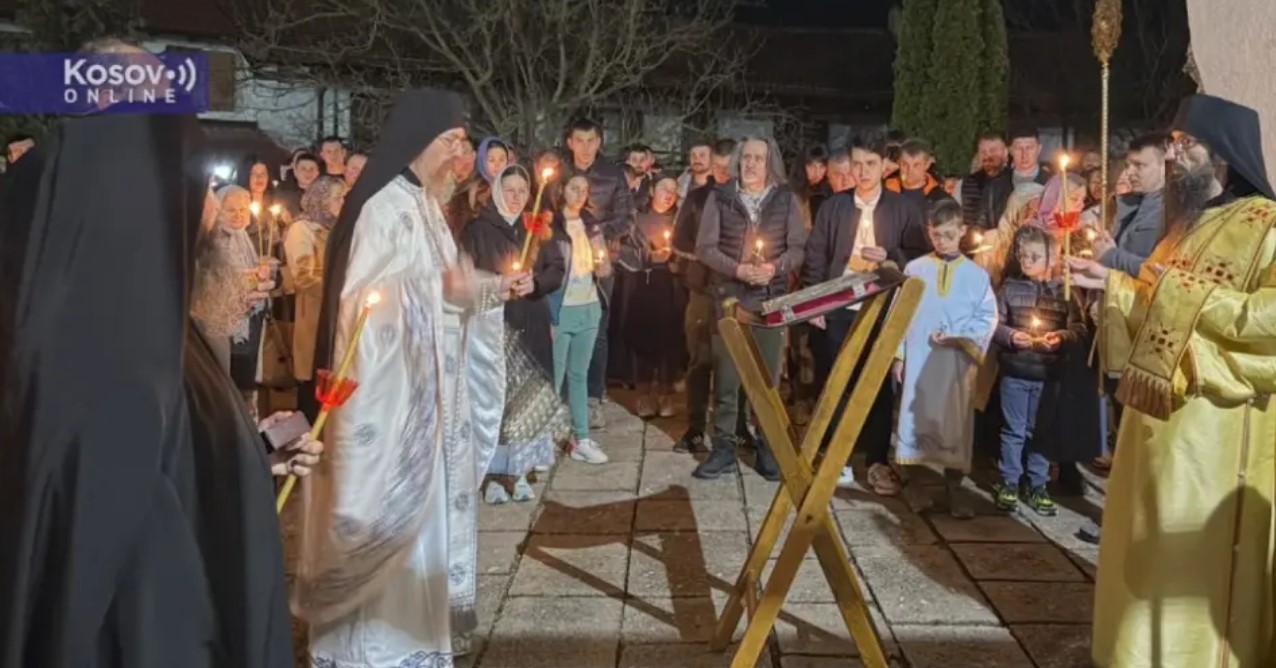 Vaskršnja noć na Kosmetu: Veliki broj vjernika u Gračanici i Banjskoj