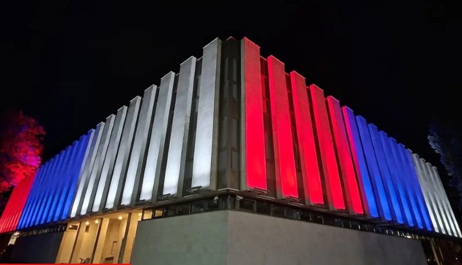 Narodna skupština zasijala u bojama trobojke