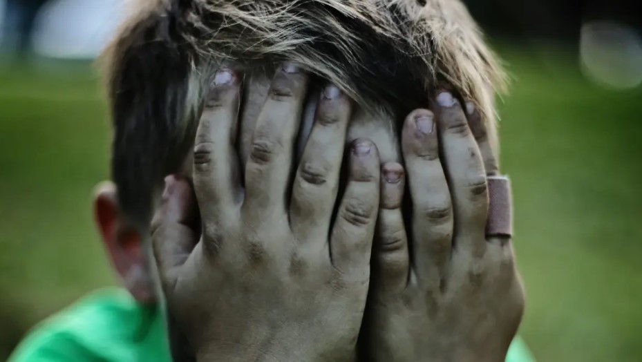Horor: Gepekovali dječaka (14) pa ga odveli u šumu da mu lome ruke