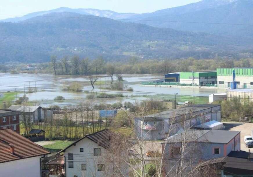 Alarmantno u Gračanici: Spreča se izlila, kuće i imanja pod vodom