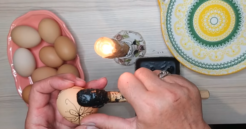 UMIJEĆE KOJE TRAJE DECENIJAMA Kako se voskom šaraju vaskršnja jaja