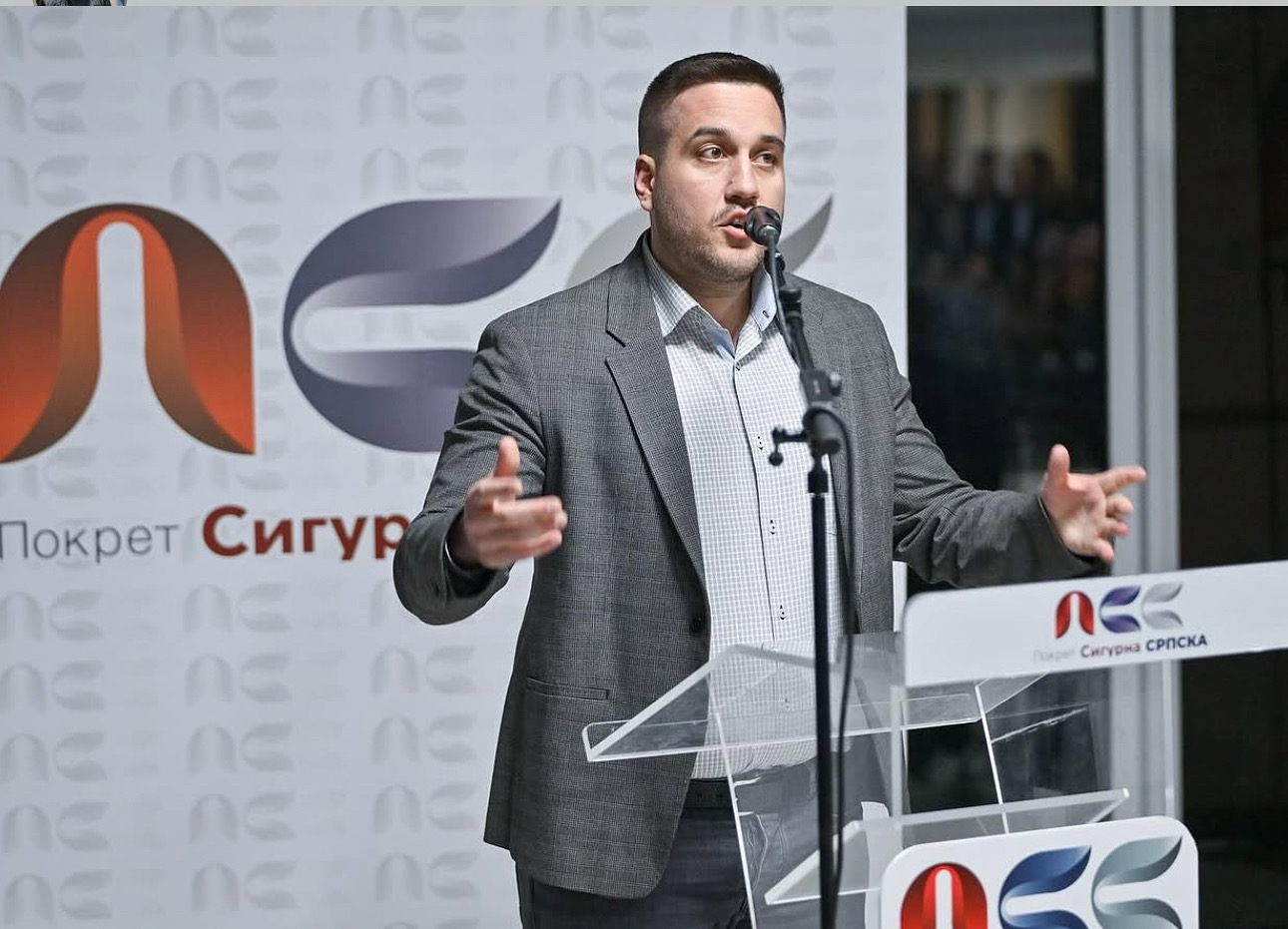 Drinić pružio podršku Savčiću: Nedopustivo je da u demokratskom društvu egzistencija ljudi zavisi od njihovog političkog stava!