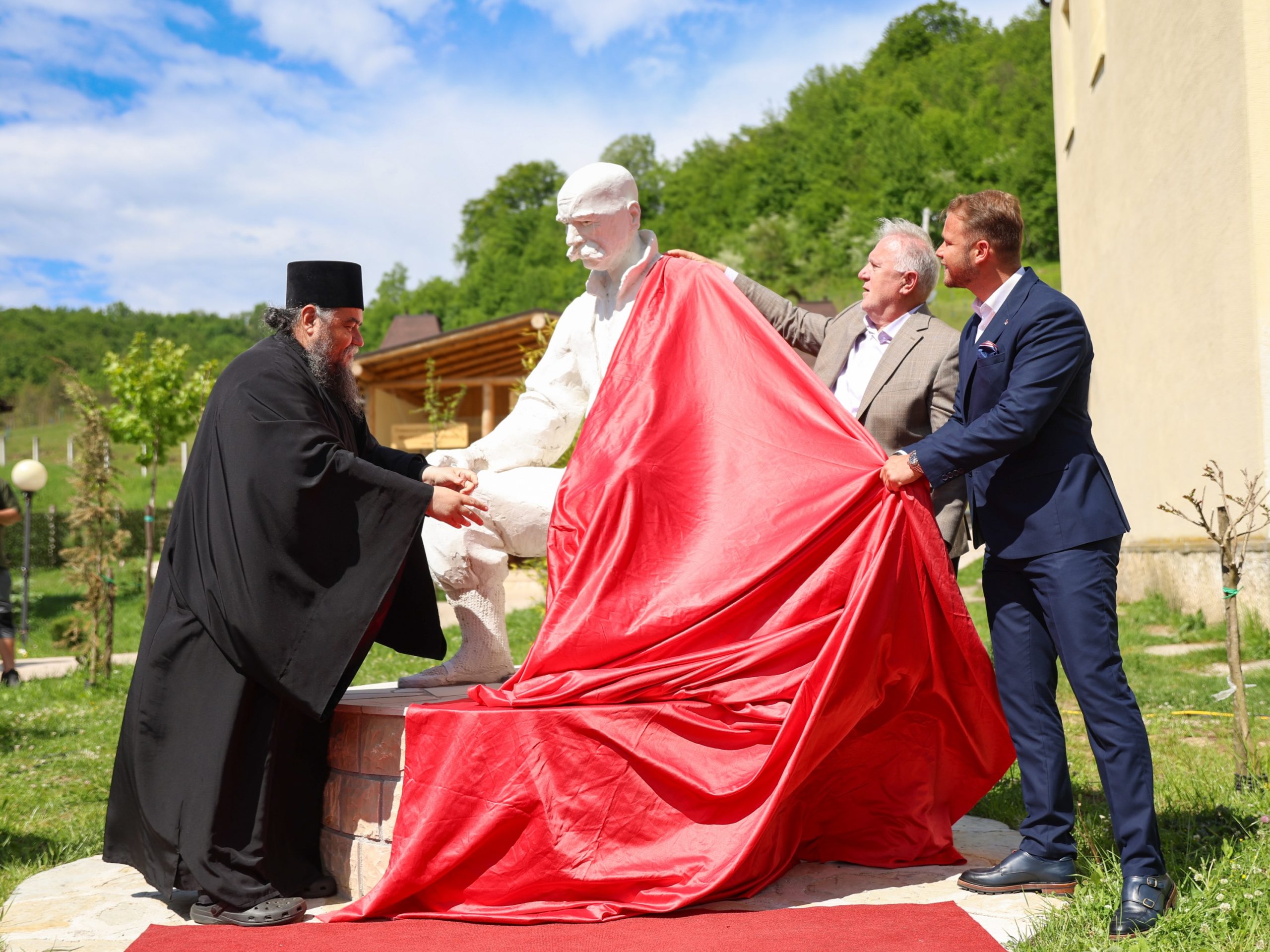 SIMBOL SLOBODARSKOG DUHA U Gomionici otkriven spomen Simeunu Đaku (FOTO)