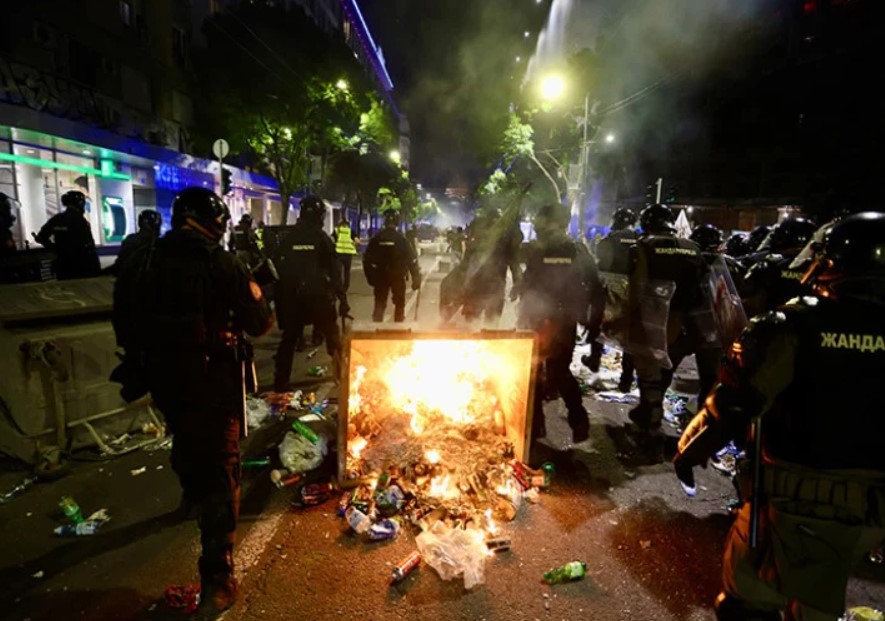 Uhapšen osumnjičeni da je nakon protesta u Beogradu policiju gađao kamenicama