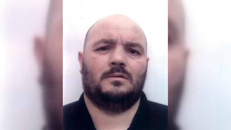 Policija objavila fotografiju osumnjičenog za ubistvo maturanta i upozorenje