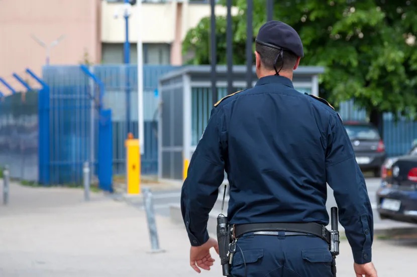 Šest mladića privedeno i kažnjeno zbog srpske zastave