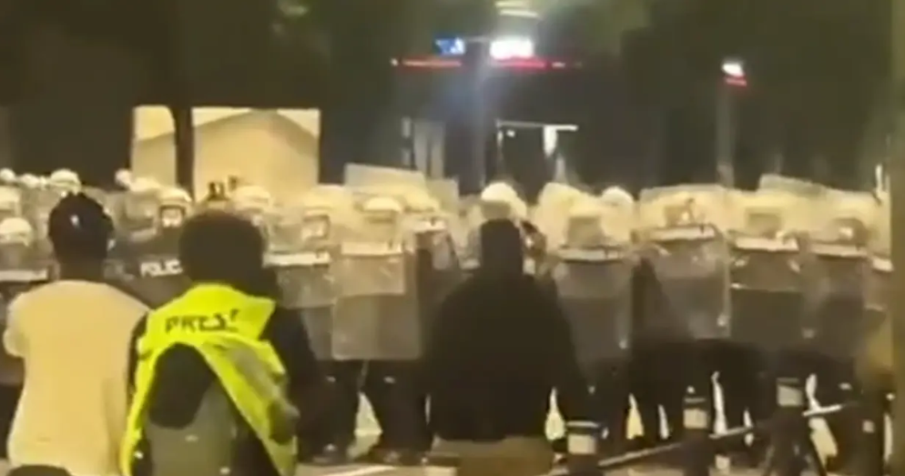 Demonstranti napali policiju u Beogradu, oglasilo se Tužilaštvo (VIDEO)