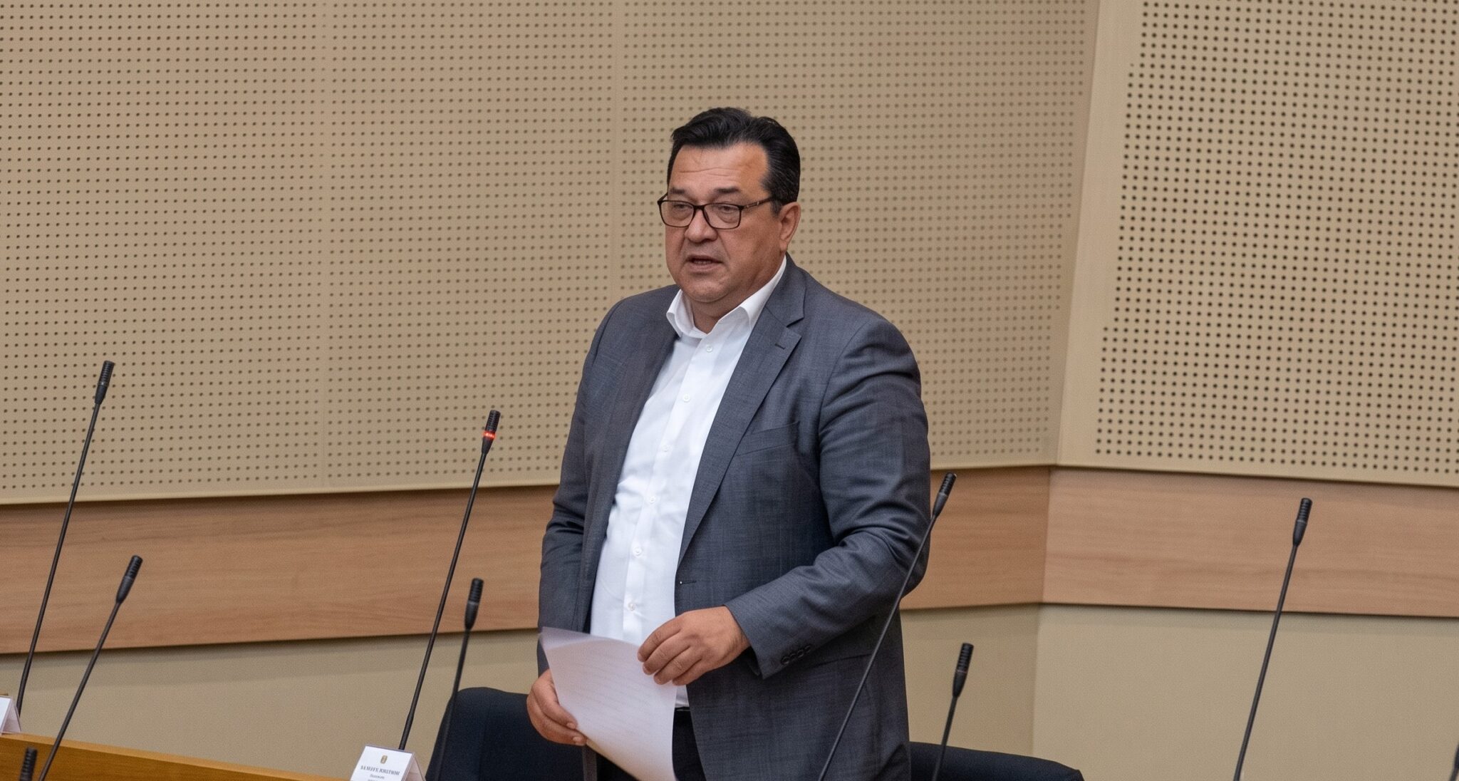 Grbić ogolio sistem u NSRS: Mi plaćamo ceh, a milioni idu u privatne džepove!