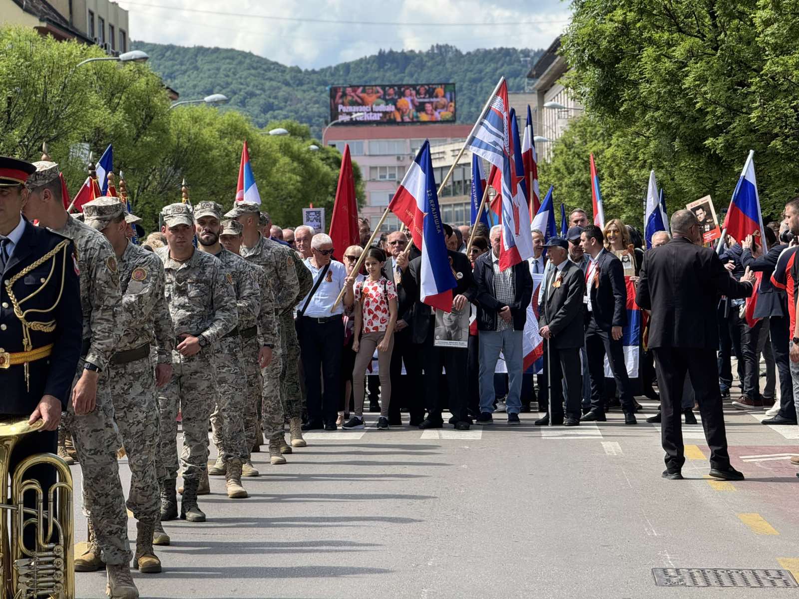 Marš “Besmrtnog puka” u Banjaluci: Građani nosili slike predaka i odali počast borcima protiv fašizma (FOTO))