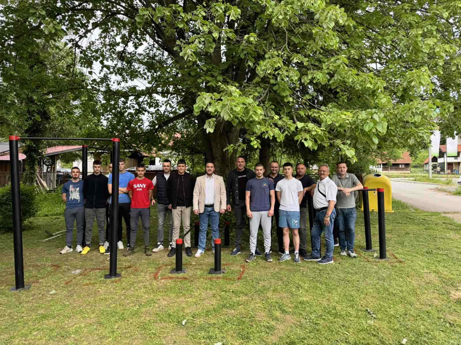 Drinić u Krupi na Vrbasu: Počelo postavljanje sprava za teretanu na otvorenom (FOTO)