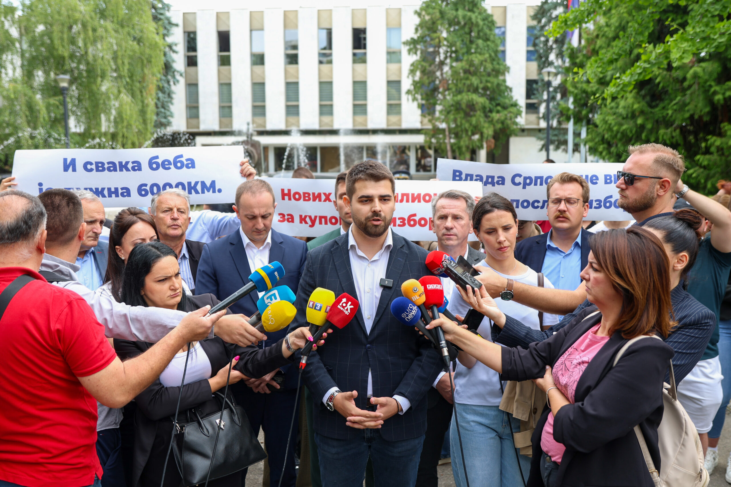 Opozicija ispred NSRS: Novim zaduženjem vlast kupuje izbore i zadužuje buduće generacije