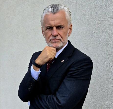 Džek Dimić kao „senator Sjedinjenih Država Trenton“ u igranom filmu „2034“