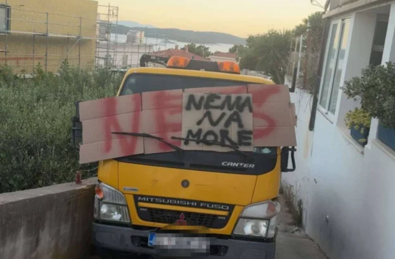 “Nema na more”: Kamionom blokirao ulicu u Hvaru