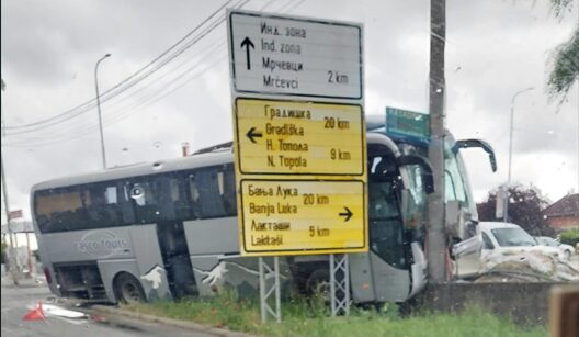 Saobraćajna nezgoda u Aleksandrovcu: Autobus udario u betonski stub