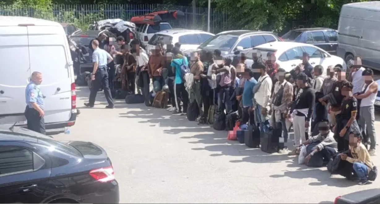 Velika akcija u Kozarskoj Dubici: U kombiju pronađen 51 migrant, uhapšen vozač iz Velike Kladuše