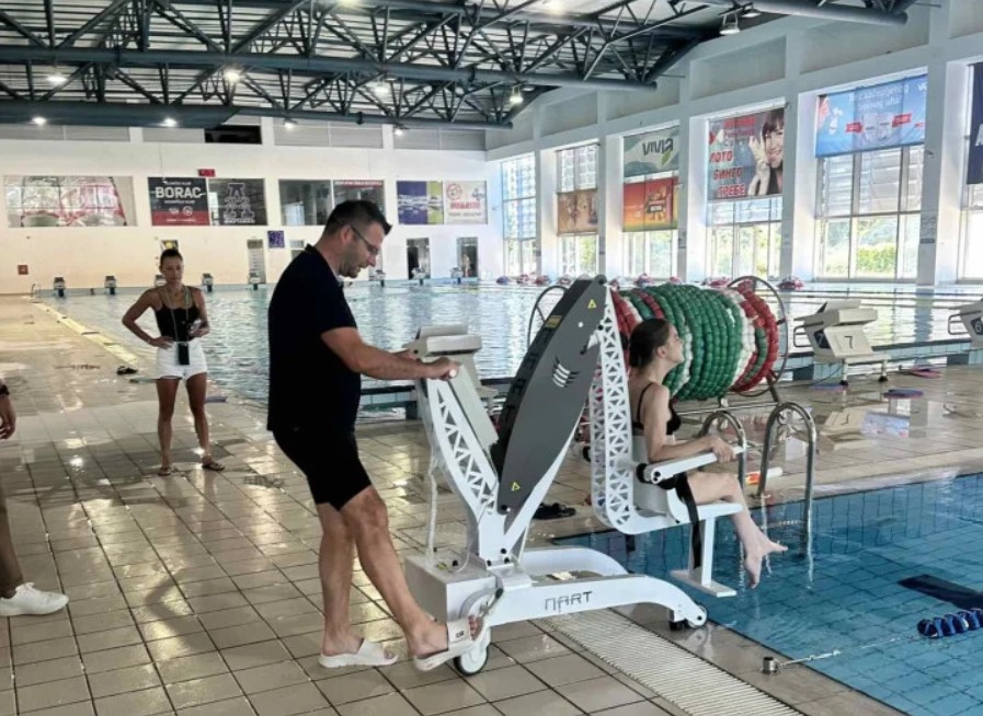 Bez barijera do bazena: Nabavljen mobilni lift za osobe sa invaliditetom