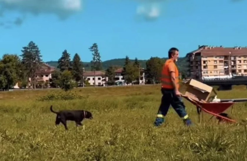 Vjerno drugarstvo u Derventi: Nebojša čisti grad, Garo ga u stopu prati (VIDEO)