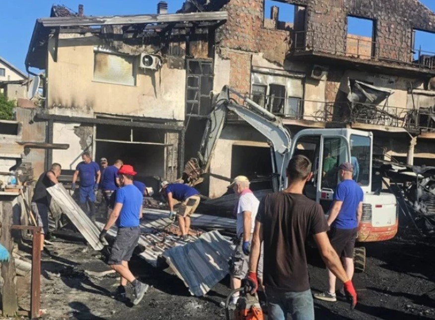 Humanost na djelu: Dervenćani čiste zgarište Majstorovića, stigla i donacija od 30.000 KM