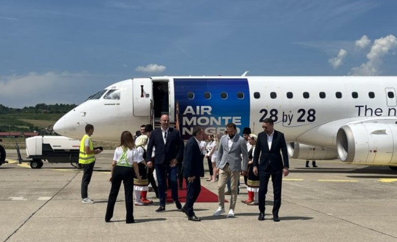 Avion iz Crne Gore sletio na banjalučki aerodrom: Do Tivta za 35 minuta (VIDEO)