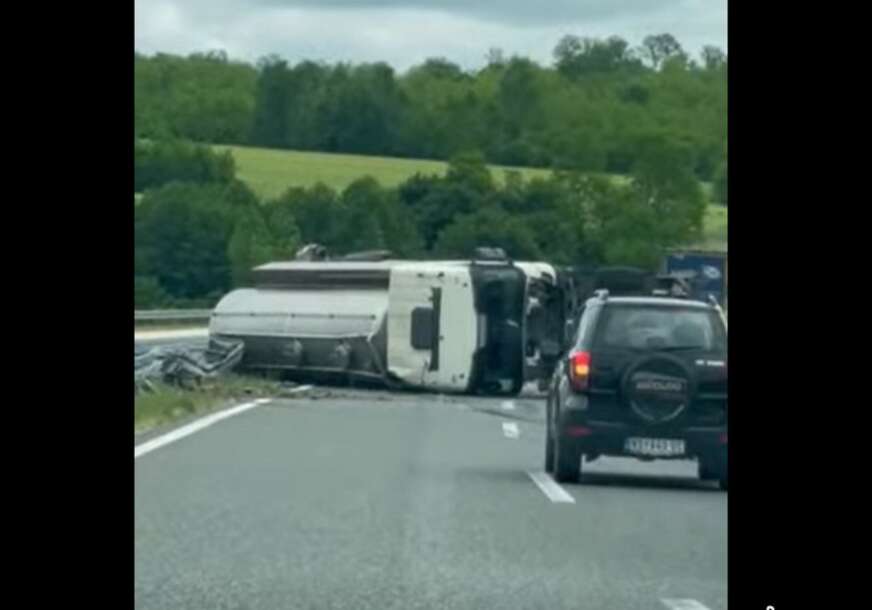 Nesreća na auto-putu 9. januar: Prevrnula se cisterna mlijeka (VIDEO)
