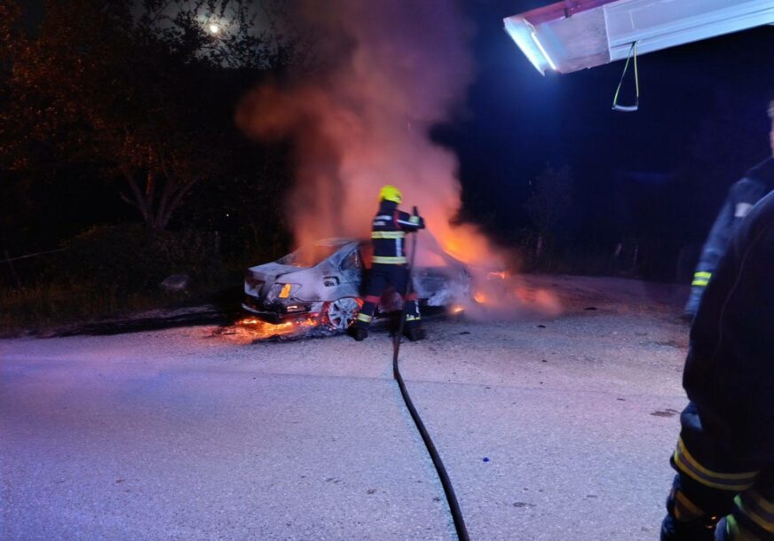 Vatrogasci odmah reagovali: Izgorio automobil kod Banjaluke (FOTO)