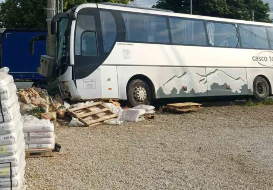 Dvoje djece i vozač povrijeđeni u sudaru automobila i autobusa kod Laktaša