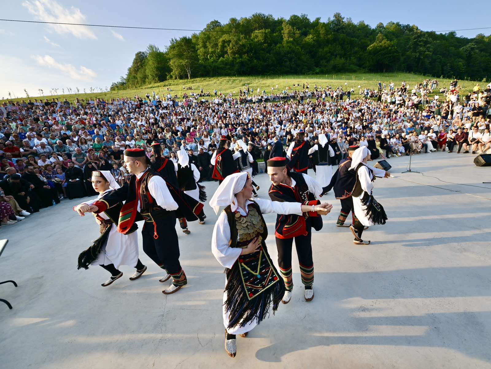 Vidovdan u Gomionici: Nastup Danice Crnogorčević nakon večernjeg bogosluženja