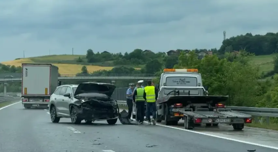 Automobil na auto-putu “9. januar” udario u bankinu
