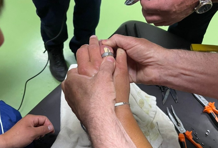 Neobična intervencija: Vatrogasci u Prijedoru skidali prsten s ruke (FOTO)