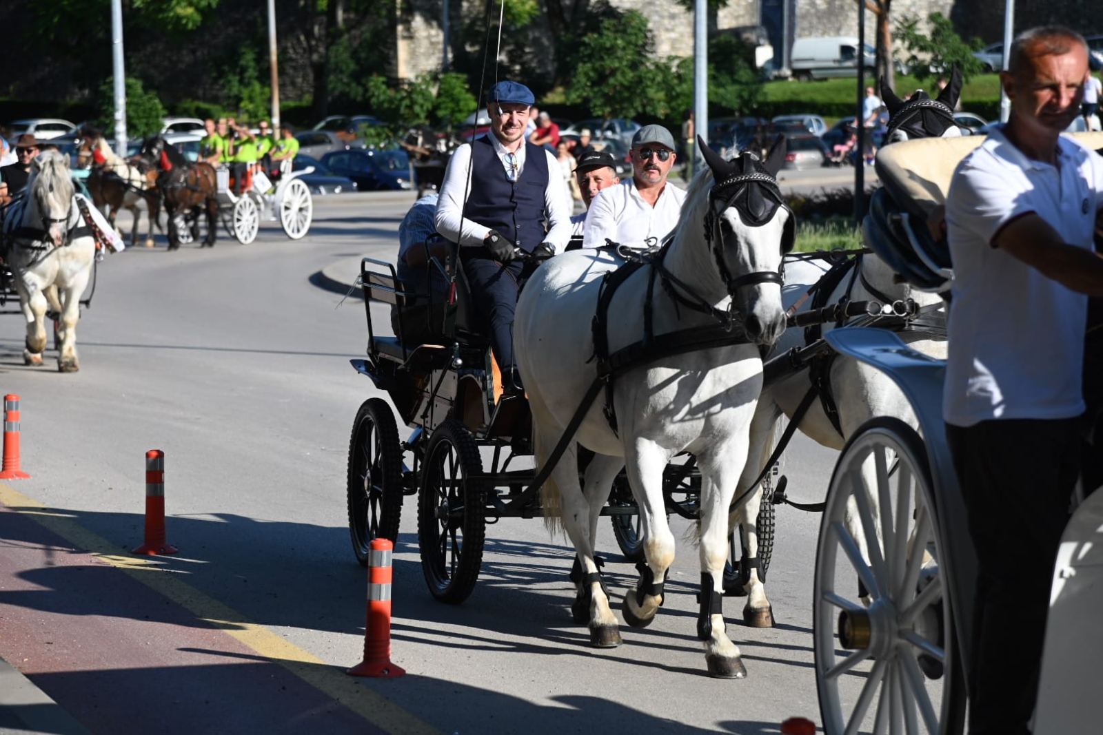 Čuvar tradicije: Poslanik Ujedinjene Srpske na kočijama prodefilovao Banjalukom (FOTO)