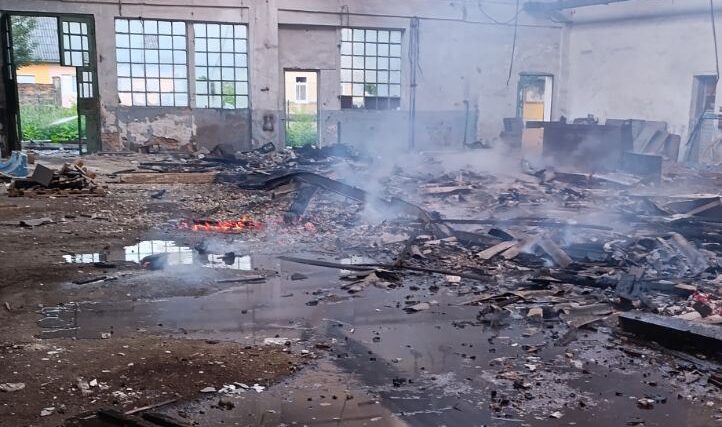 POŽAR U KRUGU „JELŠINGRADA“: Gori napuštena hala livnice (FOTO)