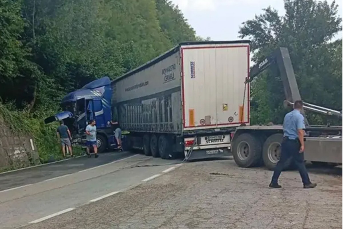 Saobraćajna nezgoda na putu Banjaluka – Jajce, kamion završio van kolovoza
