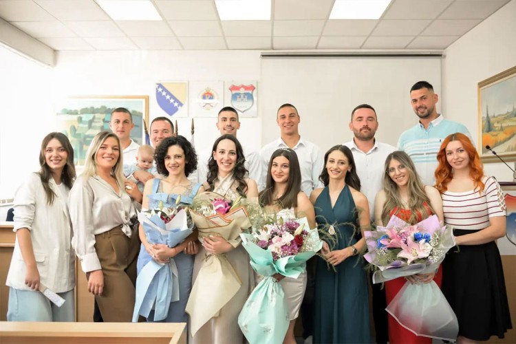 Jedinstven događaj u Palama: Četiri para istovremeno izgovorila sudbonosno „da“ (FOTO)