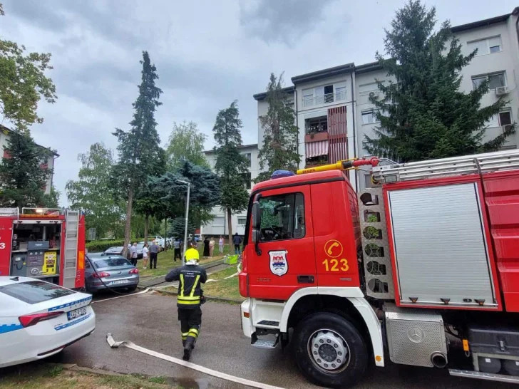 Gorjeli stan i automobil u Banjaluci (FOTO)