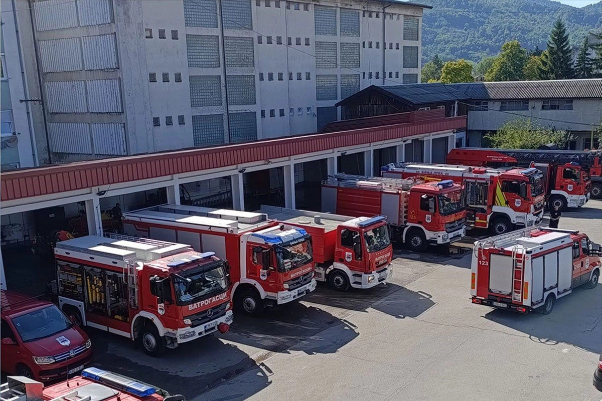 Banjaluka: Požar u “Livnici Jelšingrad”, na terenu 9 vatrogasaca i 4 vozila (FOTO)