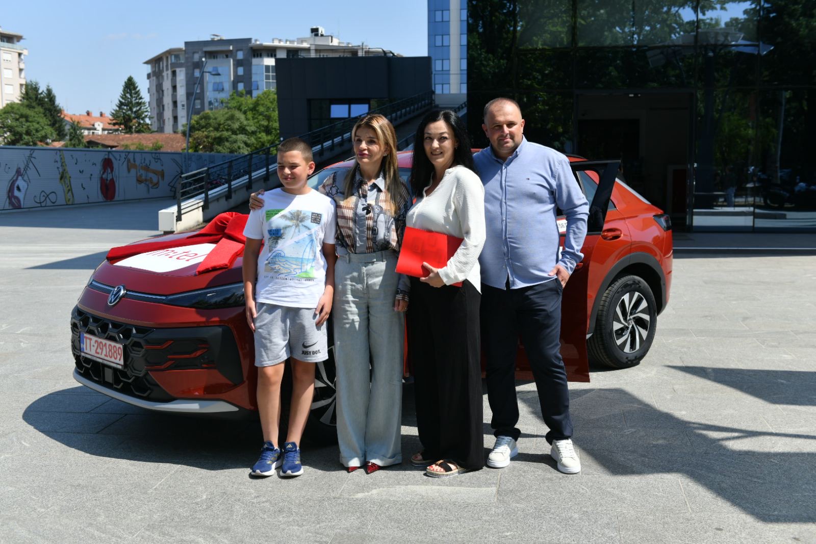 Ključevi Volkswagen T-Roca uručeni dobitnici m:tel nagradne igre „Nikad lakše do auta“