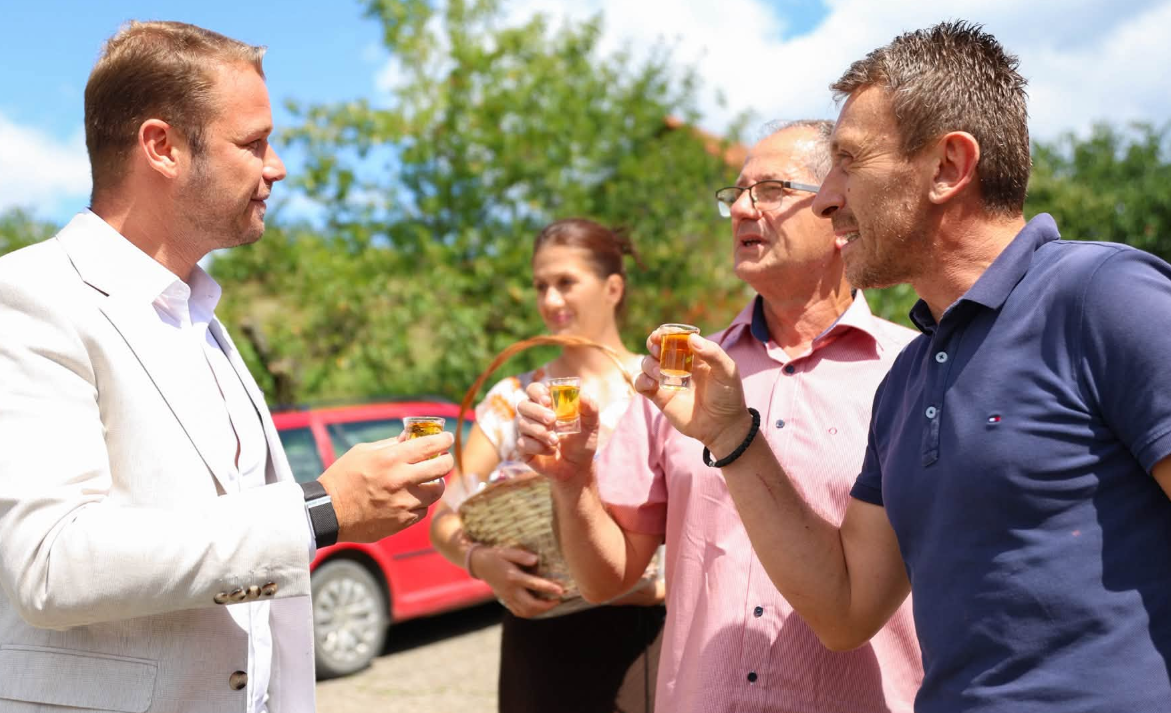 “Ovakve porodice nas podsjete na prave vrijednosti” Stanivuković toplo dočekan u selu Pridjel kod Doboja (FOTO)