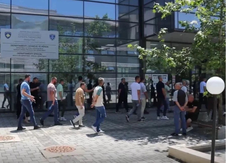 Sud u Prištini kaznio privedene Srbe na Gazimestanu sa po 700 evra