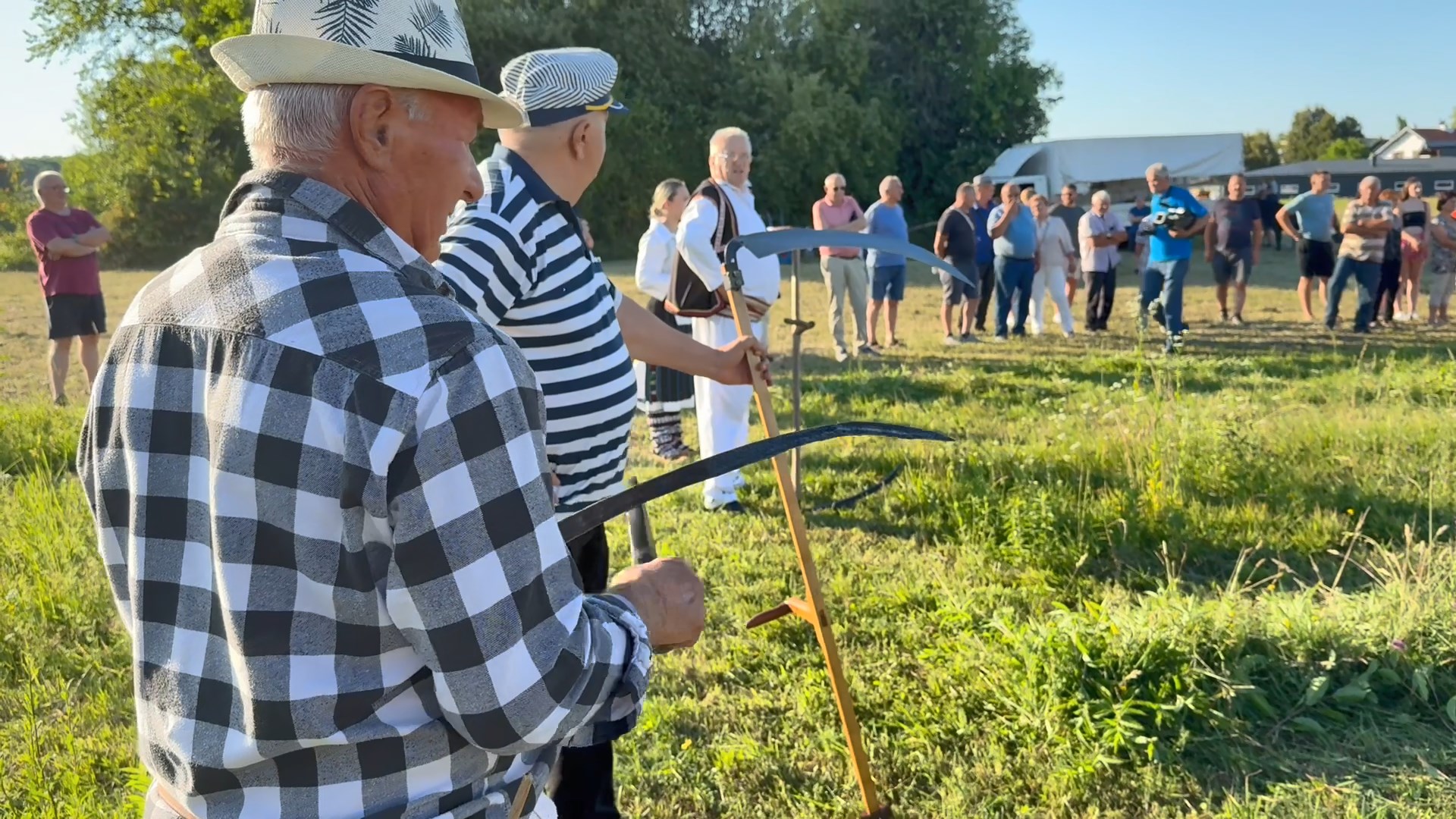 Đedova kosidba u Vrginmostu čuva jednu lijepu tradiciju od zaborava! (FOTO, VIDEO)